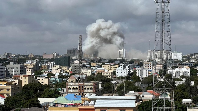 Sedikitnya 100 orang tewas dan 300 lainnya luka-luka akibat ledakan bom mobil di ibu kota Somalia, Mogadishu, pada Sabtu (29/10) waktu setempat.