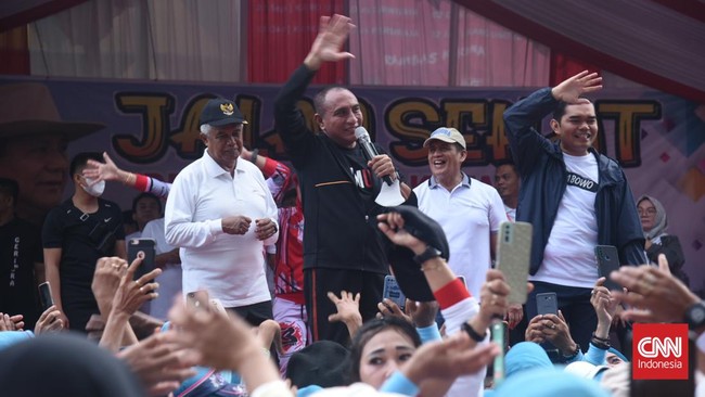 Gubernur Sumut Edy Rahmayadi melepas peserta acara jalan sehat yang digelar DPC Gerindra Medan bersama Relawan Prabowo di Stadion Teladan.
