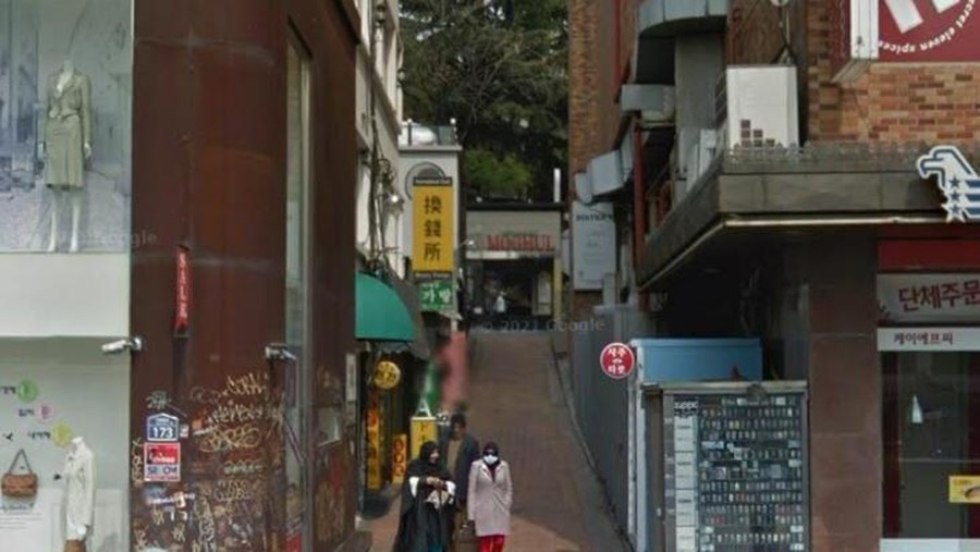 Itaewon Keadaan saat itu sangat kacau, rekaman TV dan foto-foto dari tempat kejadian menunjukkan banyaknya ambulans yang berbaris di jalan. Ada pula pasukan polisi dan tim emergency yang bekerja memindahkan korban terluka dengan tandu. Tim emergency dan pejalan kaki juga terlihat melakukan CPR pada orang-orang yang tergeletak di jalanan.