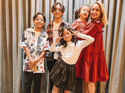 Kini Single Mom, 7 Potret Terbaru Joana Alexandra Bareng Keempat Anaknya