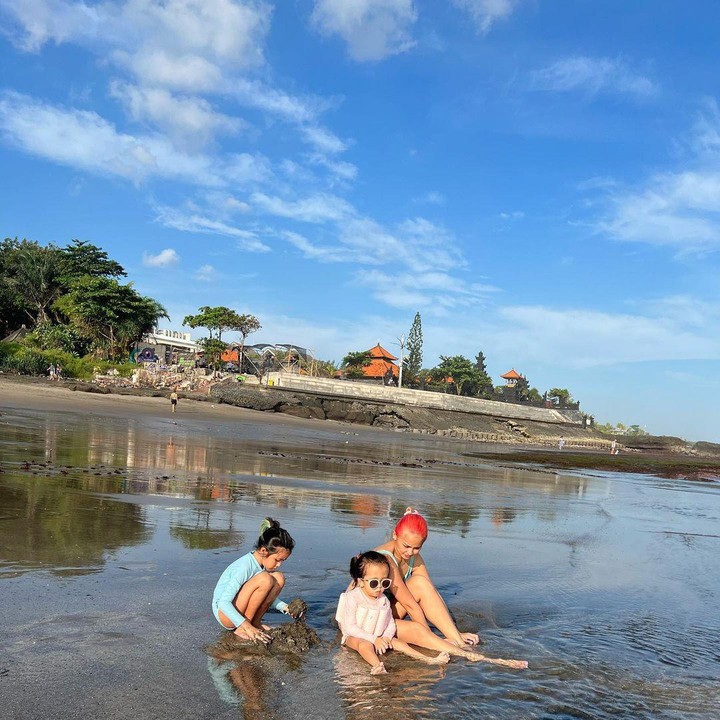 <p>Meski saat ini harus jadi<em> single mom</em> untuk keempat anak-anaknya, Joanna tampak bahagia. Kita doakan semoga keluarga Joana Alexandra sehat-sehat selalu ya, Bunda. (Foto: Instagram@joanaalexandra)</p>