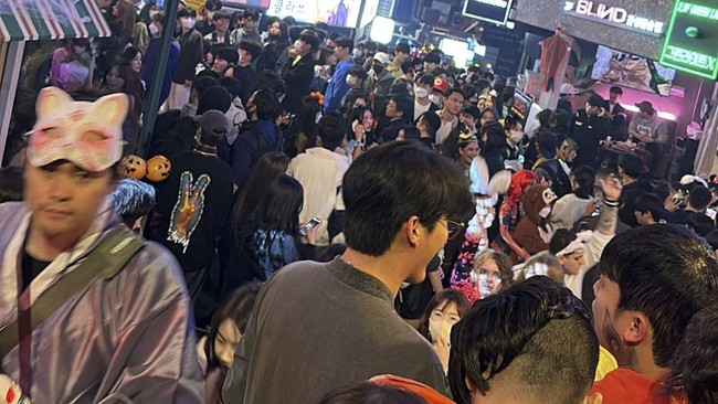 Perayaan Halloween di Korsel pada Sabtu (29/10) malam berujung tragedi yang menewaskan 151 orang. Berikut 7 faktanya.