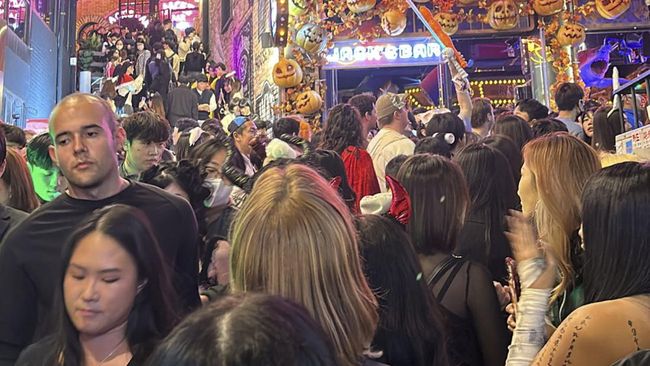 Tragedi pesta Halloween di Itaewon mengingatkan masyarakat akan pentingnya mengetahui cara menyelamatkan diri dari kerumunan. Berikut caranya.