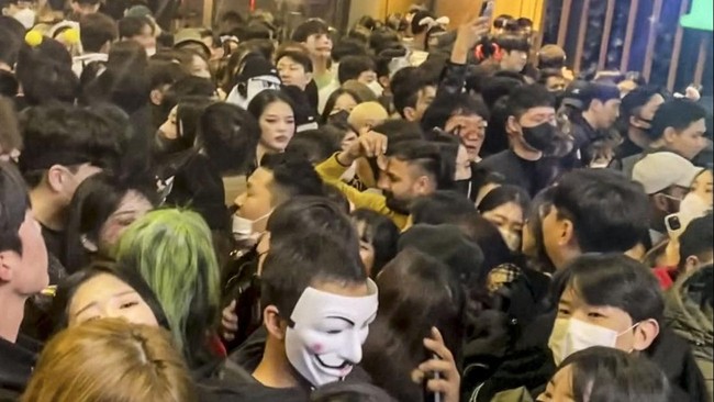 Pakar mengungkap tragedi Itaewon dipicu oleh kekuatan dorongan massa yang 'menular' bak riak air. Simak rinciannya di sini.
