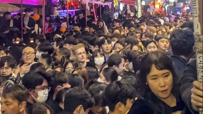 FOTO: Kepadatan Pengunjung Jelang Tragedi Helloween Itaewon Korsel