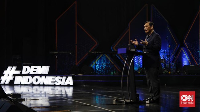 Menteri Koordinator Bidang Kemaritiman dan Investasi Luhut Binsar Panjaitan menegaskan masyarakat bisa rugi jika tidak beralih ke kendaraan listrik.