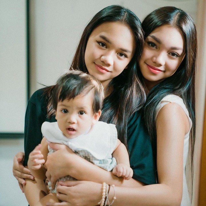 <p>Keempat anak Nola B3 memang kerap mencuri perhatian publik karena kedekatan mereka yang sangat menggemaskan sebagai saudara kandung. Semoga sehat-sehat selalu keluarga Nola B3. (Foto: Instagram@riafinola)</p>