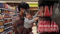 <p>Bevan pun menggendong Si Kecil Nakeya berkeliling mall untuk berbelanja. Kakak laki-lakinya yang satu ini manis sekali ya, Bunda. Kekompakkan kakak-beradik ini membuat netizen gemas. (Foto: Instagram@riafinola)</p>