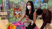 <p>Beberapa potret yang ia bagikan ternyata mengundang komentar warganet yang gemas dengan kebersamaan saudara kandung itu. Seperti potret berikut ini ketika anak sulungnya, Naura Ayu yang sedang menemani <em>baby </em>Nakeya bermain. (Foto: Instagram@riafinola)</p>
