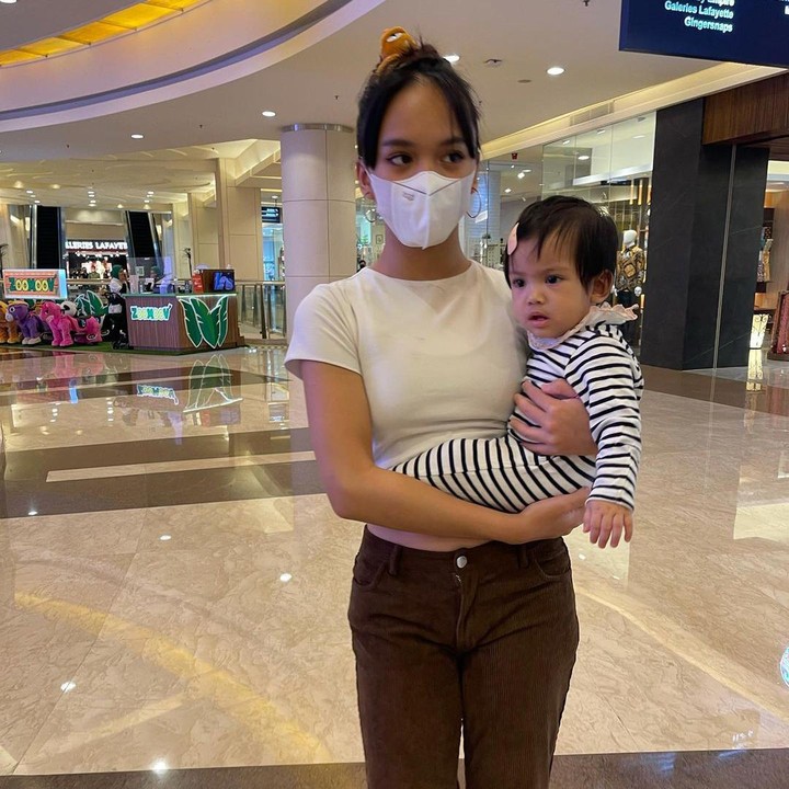 <p>Tak ingin kalah dengan kakak-kakaknya, Neona Ayu juga menjaga sang adik dengan menggendongnya saat berjalan-jalan di mall. "Terlalu gemassss," tulis komentar seorang netizen. (Foto: Instagram@riafinola)</p>