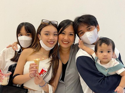 7 Potret Nakeya, Anak Bungsu Nola B3 Dimomong Tiga Kakaknya Main di Mall