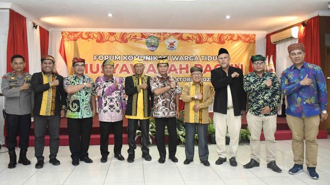 Gubernur Kaltara, Zainal A. Paliwang, mengajak masyarakat untuk menjaga adat istiadat saat membuka Musyawarah Pagun FKWT.