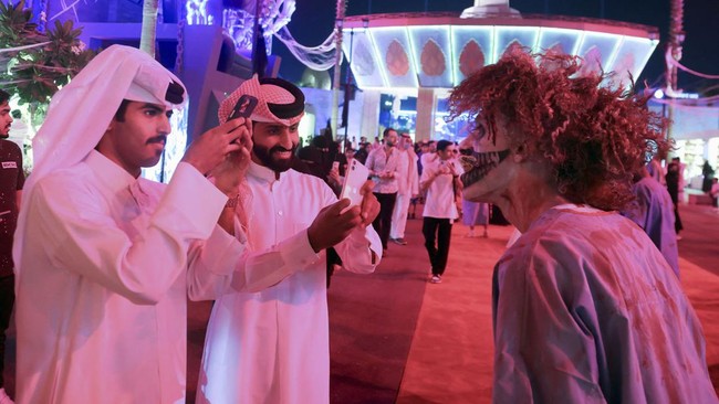 Sejumlah netizen menyindir Arab Saudi mengizinkan perayaan Halloween, yang sebelumnya dikekang, dan justru melarang perayaan maulid Nabi Muhammad.