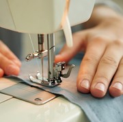 Bisa Bantu Kurangi Limbah, Ini Hal yang Perlu Dipersiapkan untuk Memperbaiki Pakaian yang Rusak