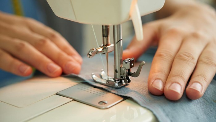 Bisa Bantu Kurangi Limbah, Ini Hal yang Perlu Dipersiapkan untuk Memperbaiki Pakaian yang Rusak