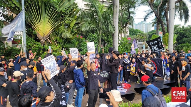 Sekitar 200 orang suporter sepak bola berkumpul dan melakukan aksi damai di kawasan Car Free Day (CFD) Sudirman, menuntut penuntasan Tragedi Kanjuruhan.