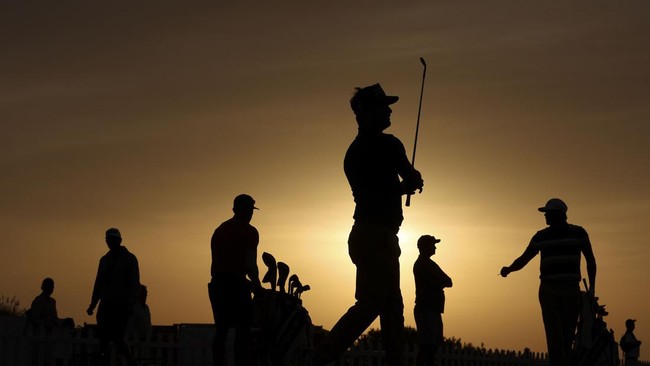 Jokowi memberlakukan aturan baru, fasilitas golf, hingga otomotif bagi bos-bos yang dibayari kantor akan menjadi objek sasaran pemungutan Pajak Penghasilan.