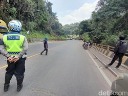 Antisipasi Longsor Batu, Petugas Pasang Terpal di Cadas Pangeran