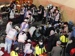 Korban Berjatuhan, Warga Bantu Petugas Medis CPR Massal di Itaewon