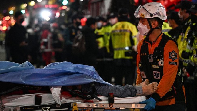 Dari total 153 korban tewas Tragedi Itaewon itu, kebanyakan korban adalah usia remaja dan orang-orang berusia 20-an.