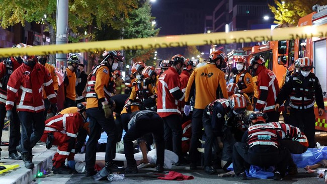Tragedi kerumunan pesta Halloween di Itaewo sampai insiden jembatan suspensi ambruk di India menjadi sorotan berita internasional selama akhir pekan.