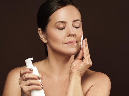 Cara Menggunakan Milk Cleanser dalam Urutan Skincare Harian dan Manfaatnya