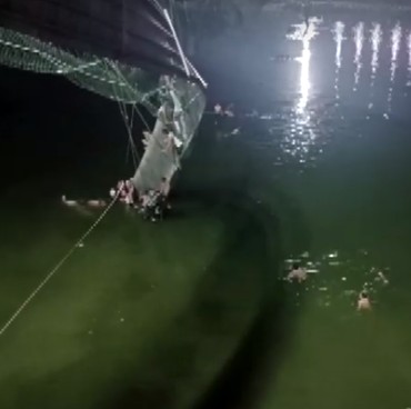 Duka Itaewon Disambung Tragedi India, 132 Tewas karena Jembatan Ambruk