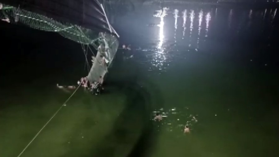 81 Orang Tewas Akibat Jembatan Gantung Ambruk di India 81 Orang Tewas Akibat Jembatan Gantung Ambruk di India
