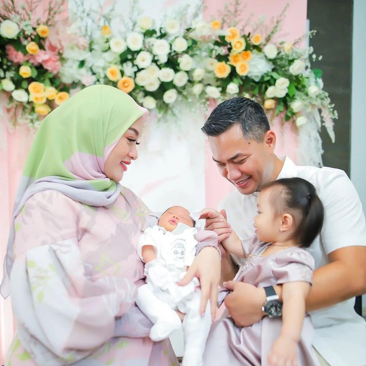 <p>Di hari yang berbahagianya itu, Zaskia Gotik juga turut meminta doa kepada publik untuk Si Kecil. <em>''Alhamdulillah MasyaAllah tabarakAllah Acara Tasyakuran Aqiqah putri ke 3 kami Baby “Alia shatara Khansa” berjalan lancar. Doain ya aunty uncle ,Semoga kelak jadi Anak yang sholehah & pintar,''</em> pesan Zaskia. (Foto : Instagram: @zaskia_gotix)</p>