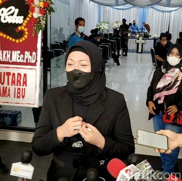 Alasan Angelina Sondakh Tampil Cantik & Anggun di Pemakaman Sang Ayah