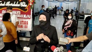 Alasan Angelina Sondakh Tampil Cantik & Anggun di Pemakaman Sang Ayah