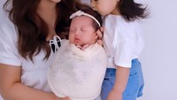 <p>Baby Alia lahir pada akhir September 2022. Selain, memiliki nama yang indah. Baby Alia juga mencuri perhatian warganet karena dikenal memiliki paras cantik seperti sang Bunda. (Foto : Instagram: @zaskia_gotix)</p>