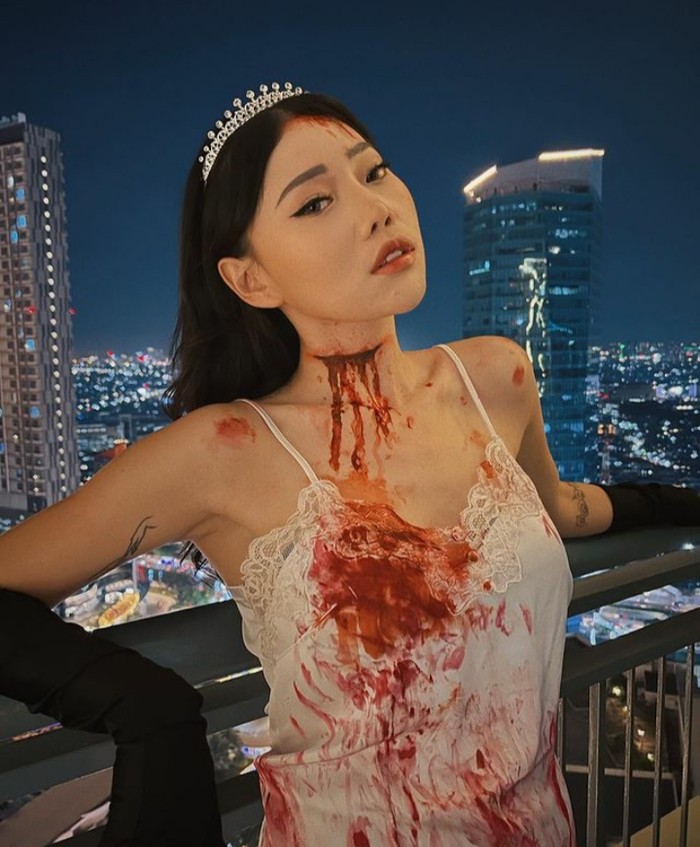 Berikutnya ada Wendy Walters yang memilih kostum ala Carrie White di film Carrie, Beauties. Tak lupa ia juga menambahkan tiara di atas kepala dan kaus tangan panjang berwarna hitam. (Foto: Instagram @wendywalters)
