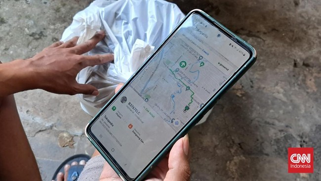 Nauval, pelaku UMKM merasa terbantu adanya jasa antar dengan aplikasi online Gojek. Jasa antar tersebut bahkanmembuat usahanya melonjak di kala pandemi.