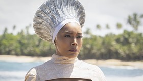 img-title Reaksi Masam Angela Bassett Kalah Oscar dari Jamie Lee Curtis Viral