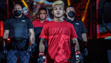 Rodtang Menangis usai Kalah TKO dari Takeru, Air Mata Diusap Istri