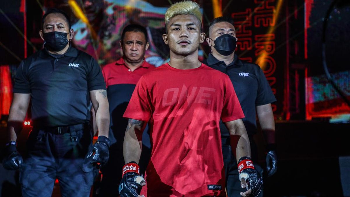 Rodtang Menangis Usai Kalah Tko Dari Takeru, Air Mata Diusap Istri