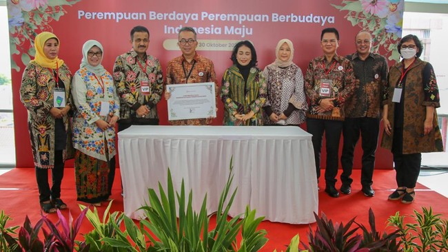 Pemprov DKI melalui PT LRT Jakarta meneken Komitmen Pelayanan Transportasi Ramah Perempuan dan Anak bersama Kementerian PPPA.