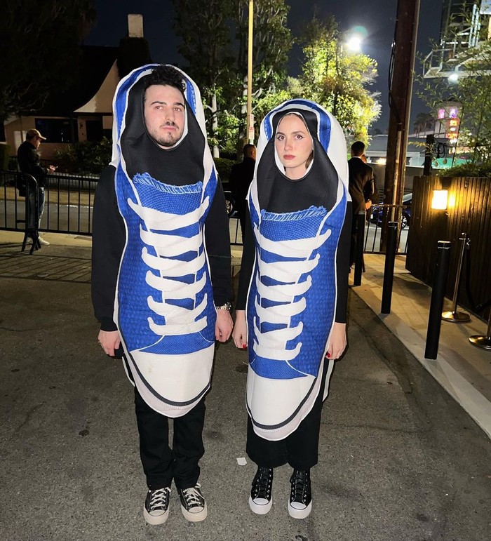 'Chuck & Taylor' pakai sepatu Chuck Taylor. Kostum Maude Apatow sebagai sepasang Converse bisa jadi inspirasi kostum couple. Foto: instagram.com/maudeapatow
