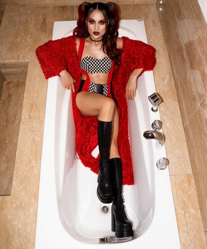 Cinta Laura Kiehl salah satu artis Indonesia yang ikut memeriahkan momen Halloween. Ia memilih kostum Harley Quinn yang identik dengan warna merah dan hitam. Kostum two piece dipadukan dengan motif kotak-kotak dan outer merah. (Foto: Instagram @claurakiehl)
