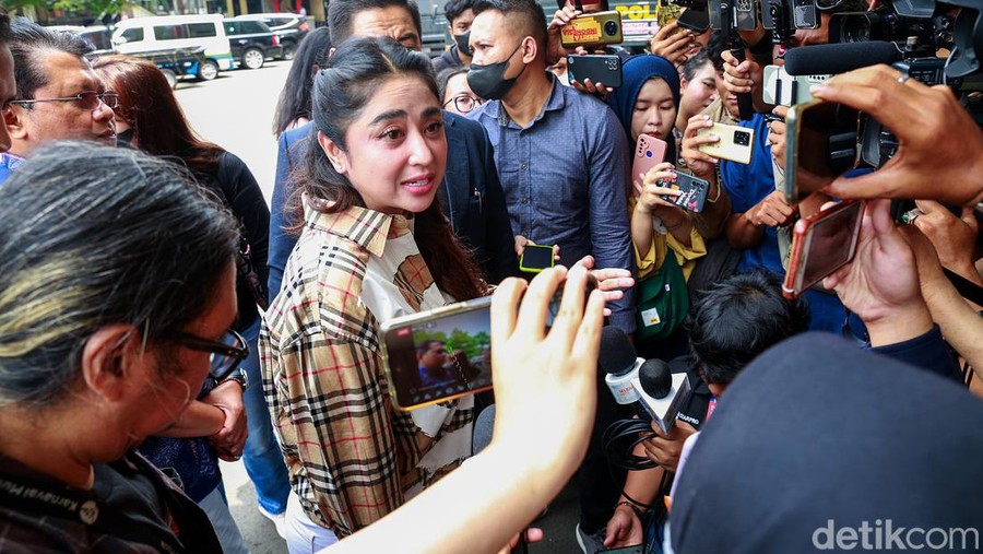 Dewi Perssik Dewi Perssik saat ditemui di Polres Jakarta Selatan.