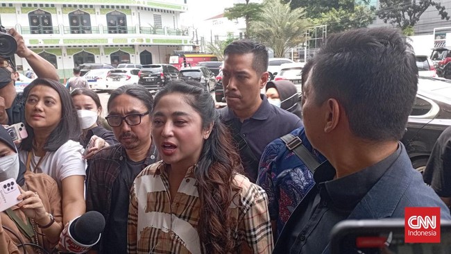 Artis Dewi Perssik menuding-nuding sambil berteriak dalam mediasi dengan Ketua RT soal penolakan sapi kurbannya yang dititipkan ke Sahabat Ganjar.