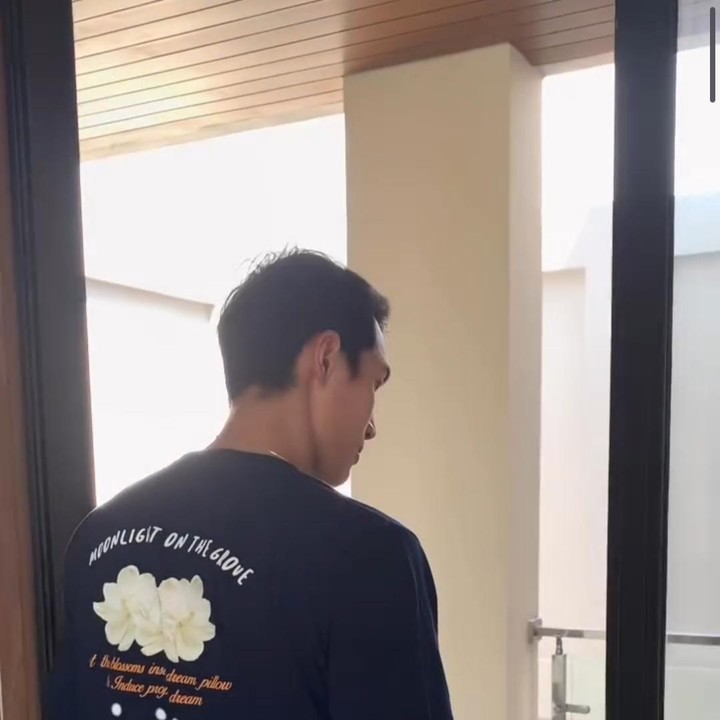<p>Di bagian belakang rumah, Jojo membuat balkon dari lantai atasnya. Sementara di bagian bawah balkon ini ada kolam renang, Bunda. Terbayang ya, pemandangan segarnya. (Foto: Instagram/jonatanchristieofficial)</p>