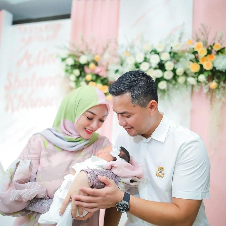 <p>Difoto ini, Baby Alia tampak cantik didandanin baju bernuansa putih lengkap dengan bando pita besar. Kehadiran Alia melengkapi kebahagiaan Zaskia Gotik dan Sirajuddin. (Foto : Instagram: @zaskia_gotix)</p>
