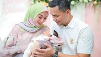 <p>Difoto ini, Baby Alia tampak cantik didandanin baju bernuansa putih lengkap dengan bando pita besar. Kehadiran Alia melengkapi kebahagiaan Zaskia Gotik dan Sirajuddin. (Foto : Instagram: @zaskia_gotix)</p>
