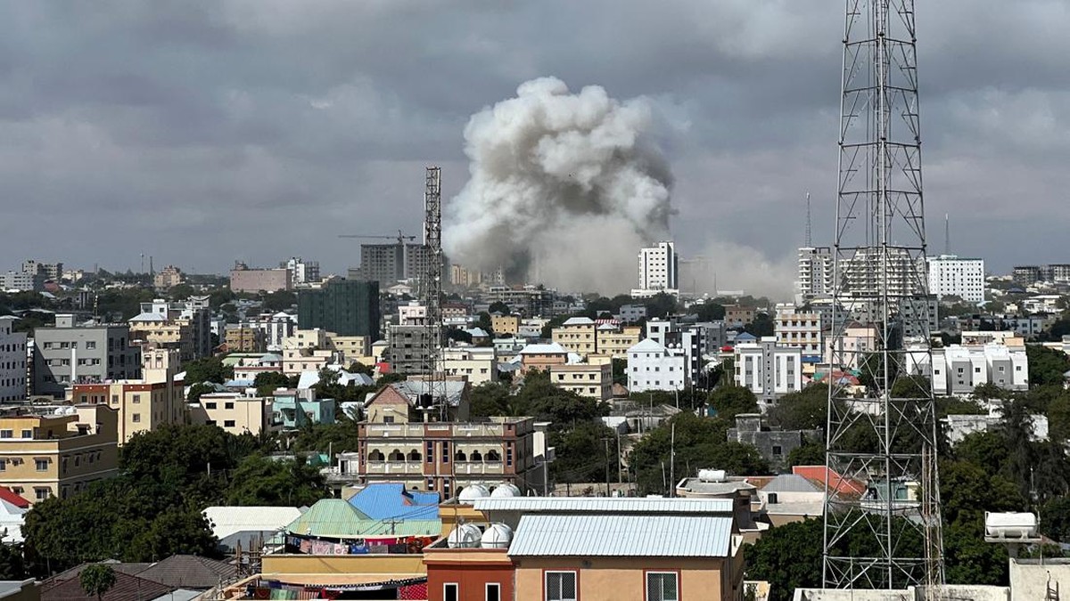 FOTO: Horor Bom Mobil Hantam Kemdikbud Somalia, 100 Orang Tewas