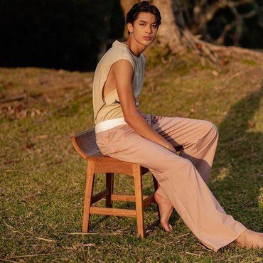 7 Potret Visual Tampan Eddy Anak Maudy Koesnaedi di Pemotretan Terbaru