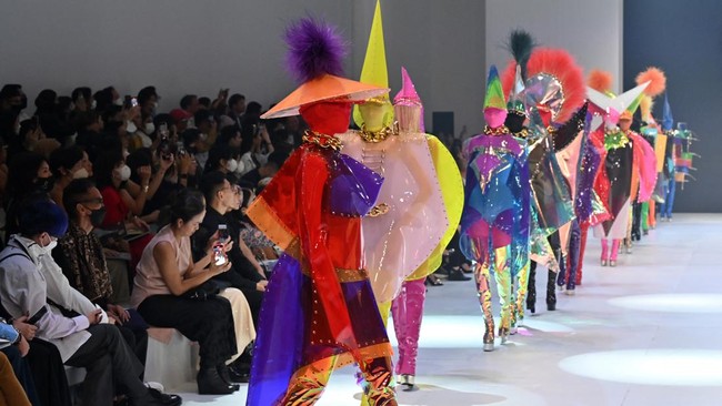 FOTO: Masa Depan di Balik Headpiece Rinaldy Yunardi