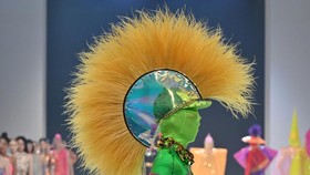 FOTO: Masa Depan di Balik Headpiece Rinaldy Yunardi