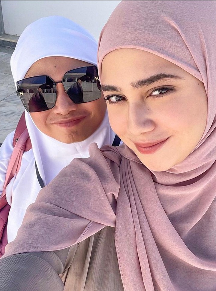 Foto Syifa Hadju Pakai Abaya dan Hijab Saat Ibadah Umrah Bikin Pangling